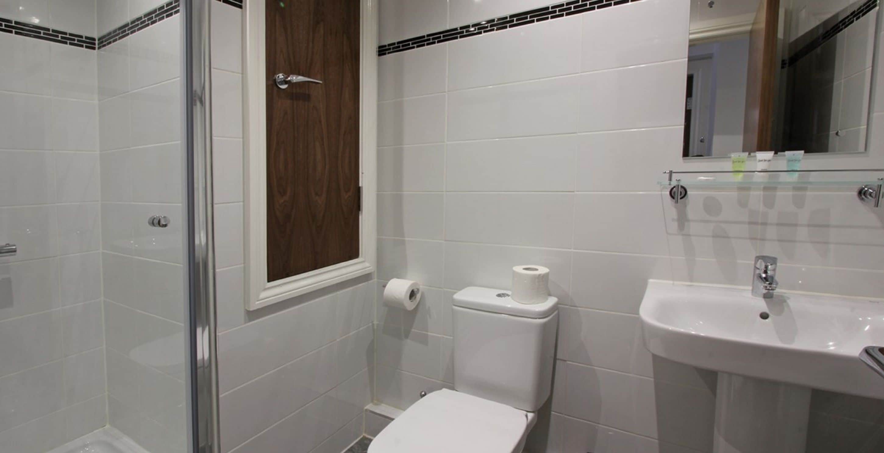 Bruser, gratis toiletartikler, hårtørrer, håndklæder