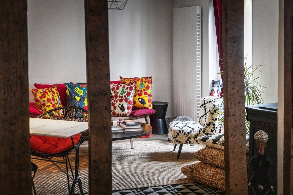 Un salon confortable avec un canapé, un fauteuil et une table basse.