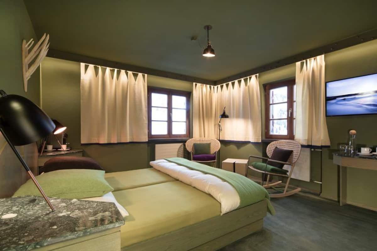 Hypo-allergenic bedding, in-room safe, individually decorated