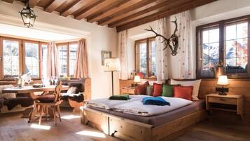 Quarto casal luxo (Hofzimmer Kühtaier Hof) | Roupas de cama antialérgicas, cofres nos quartos