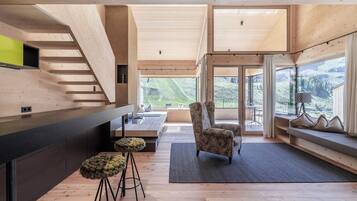 Suite – panorama (Hoch & Herrlich 3-Seenhaus) | Oppholdsområde | En 40-tommers smart-TV med Parabol-TV samt TV