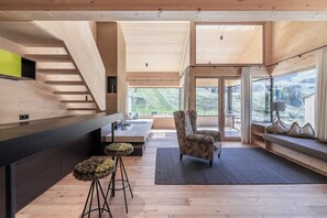 Panoramic Suite (Hoch & Herrlich 3-Seenhaus) | Living area | 40-inch Smart TV with satellite channels, TV - Hotel Jagdschloss Resort (Silz)