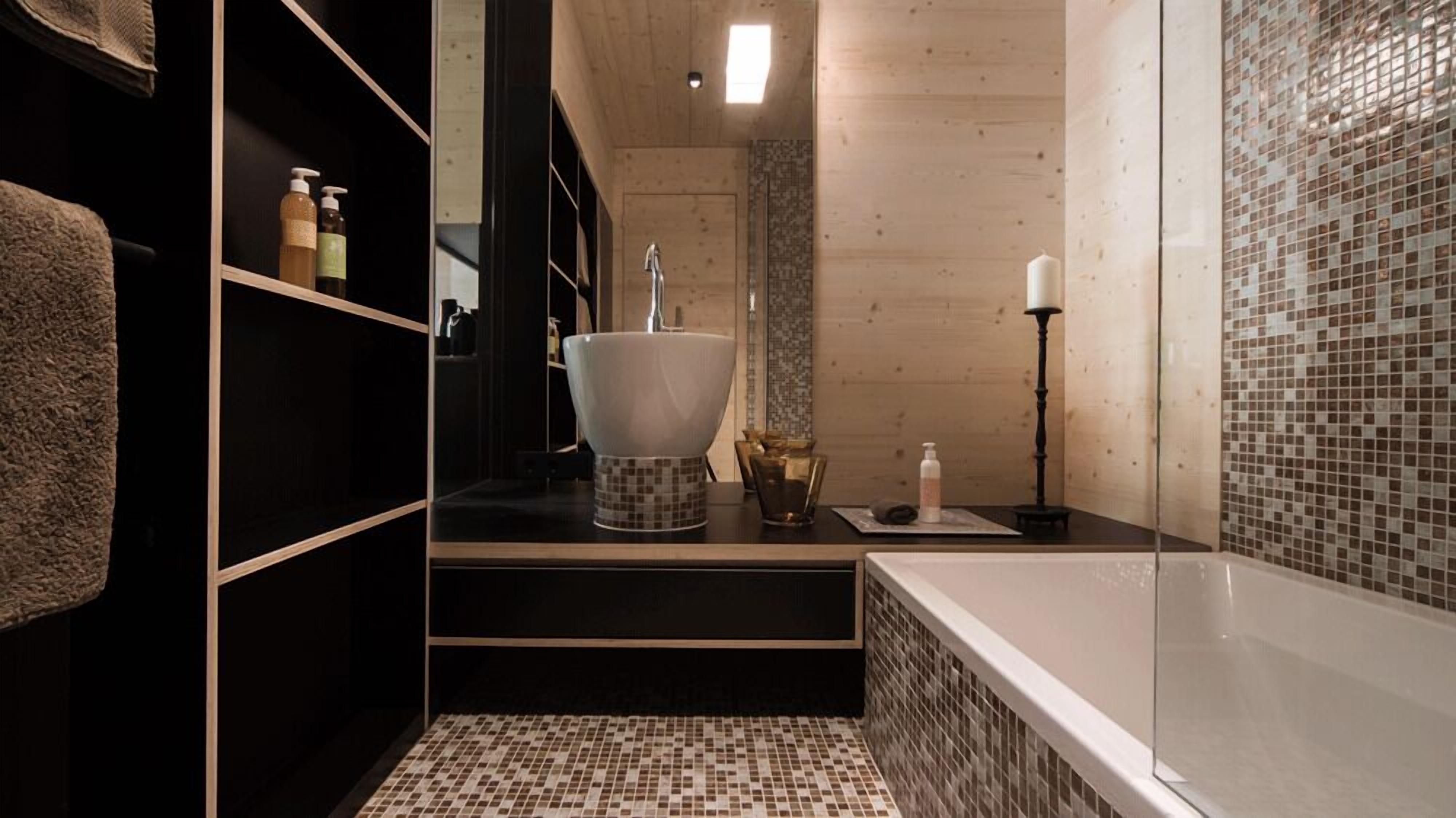 Een moderne badkamer met een groot wit wastafel, een spiegel en een betegelde vloer.