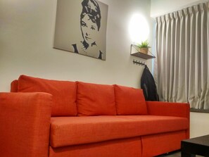 标准公寓, 无烟房 | 客厅 | 31-英寸智能电视 （配备卫星频道）、电视