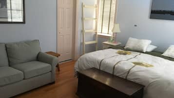 5 bedrooms, desk, iron/ironing board, travel cot