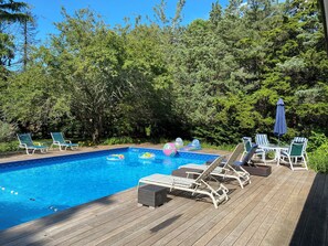Una piscina al aire libre, una piscina climatizada