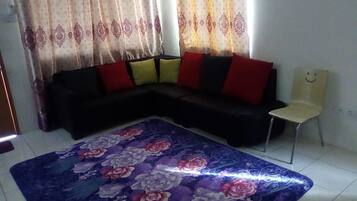 Comfort House | Ruang tamu | TV LED, pemain DVD