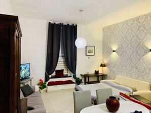 아파트, 침실 2개 | 거실 공간 | 평면 TV