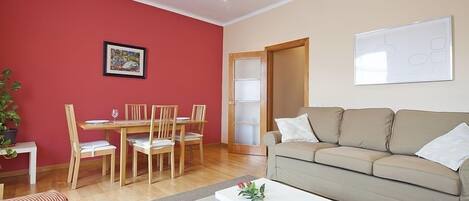 TV connectée, lecteur de DVD, livres, chaîne hi-fi