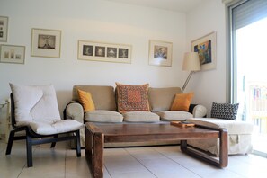 Departamento clásico, 1 habitación, vista a la ciudad | Sala de estar | Televisión de pantalla plana