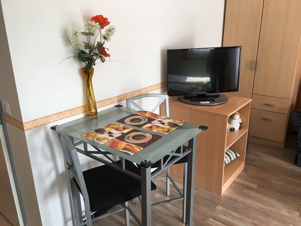 Comfort Double Room | Desk, iron/ironing board, free WiFi, bed sheets - Gästezimmer Siminciuc UG (Aachen)