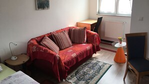 Premier Twin Room | Desk, iron/ironing board (on request), WiFi (free), bed sheets - Gästezimmer Siminciuc UG (Aachen)