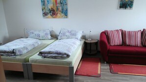 Premier Twin Room | Desk, iron/ironing board (on request), WiFi (free), bed sheets - Gästezimmer Siminciuc UG (Aachen)
