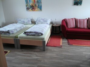 Premier Twin Room | Desk, iron/ironing board, free WiFi, bed sheets - Gästezimmer Siminciuc UG (Aachen)