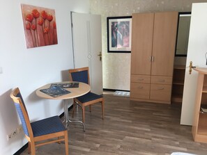 Desk, iron/ironing board, free WiFi, bed sheets - Gästezimmer Siminciuc UG (Aachen)