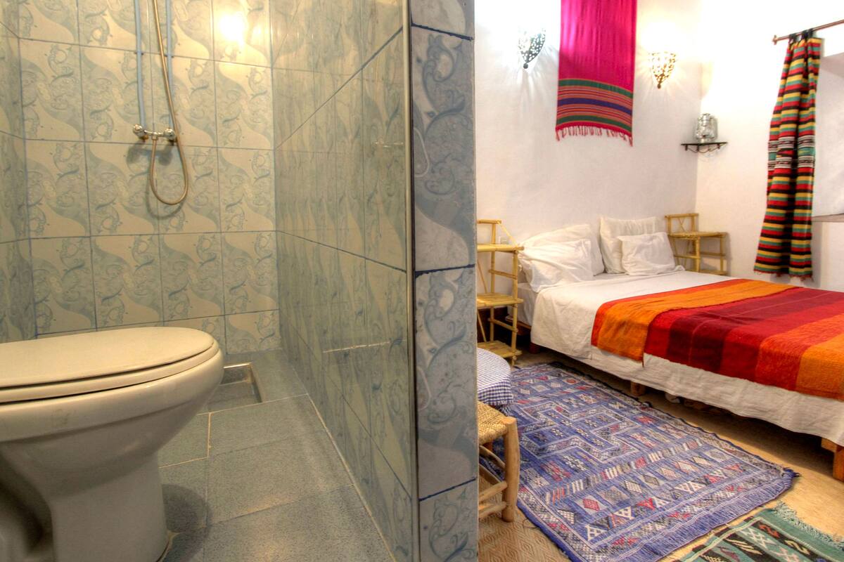 Blackout drapes, soundproofing, cribs (free), WiFi (free)