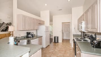 Villa – comfort | Eget kjøkken | Kjøleskap, mikrobølgeovn, ovn og kokeplater