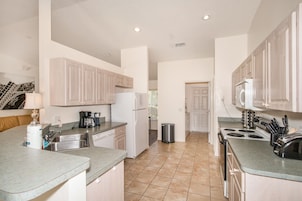 Comfort Villa | Private kitchen | Fridge, microwave, oven, stovetop