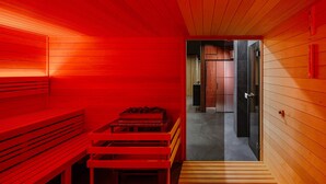 Una sauna con bancos y un banco de madera.