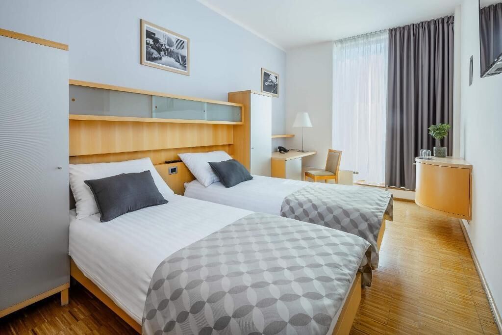 Habitación estándar con 2 camas individuales | Caja fuerte, cortinas opacas, tabla de planchar con plancha