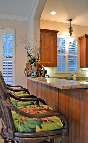 In-room dining - Siesta Key Lakefront Hidden Paradise Among Tropical Landscape W/ Heated Pool (Siesta Key)