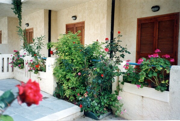 Chambre avec lits jumeaux, balcon, vue sur la piscine | Balcon
