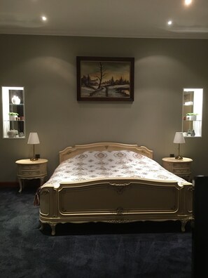 Deluxe-Suite, 2 Schlafzimmer, Gartenblick | Individuell dekoriert, individuell eingerichtet, Verdunkelungsvorhänge