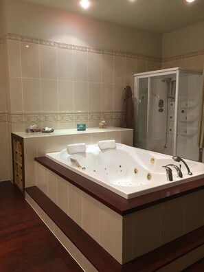 Suite Deluxe, 2 habitaciones, vistas al jardín | Baño | Secador de pelo y toallas