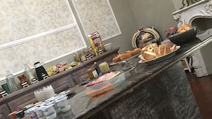 Free daily full breakfast  - Kasteel B&B Sint-Bartel (Geraardsbergen)