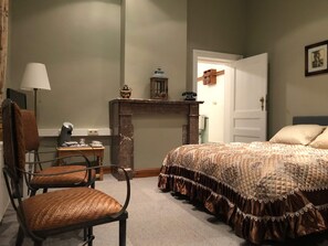 Individually decorated, individually furnished, blackout curtains - Kasteel B&B Sint-Bartel (Geraardsbergen)