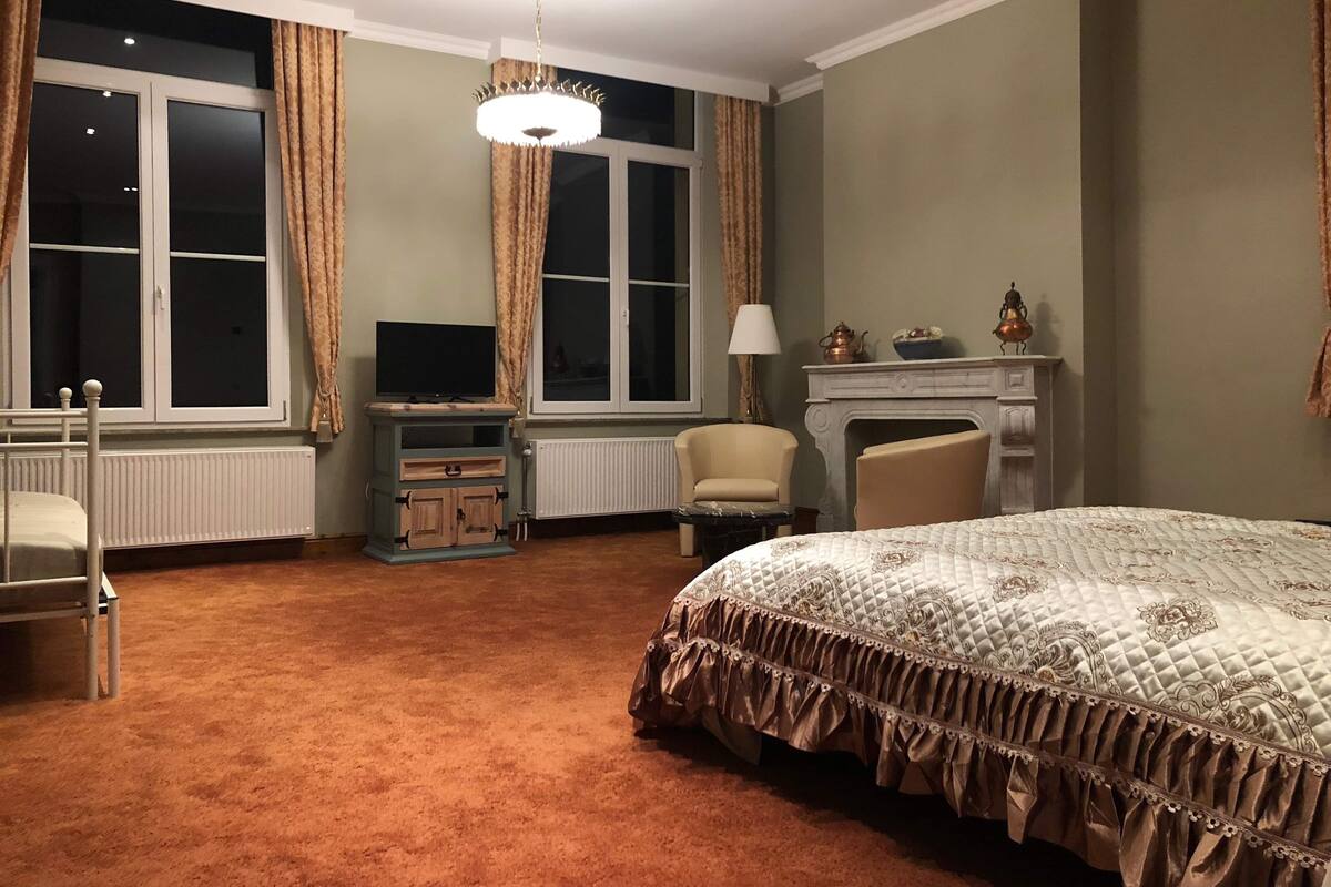 Suite Deluxe, 1 cama de matrimonio con sofá cama | Cortinas opacas, sistema de insonorización, wifi gratis
