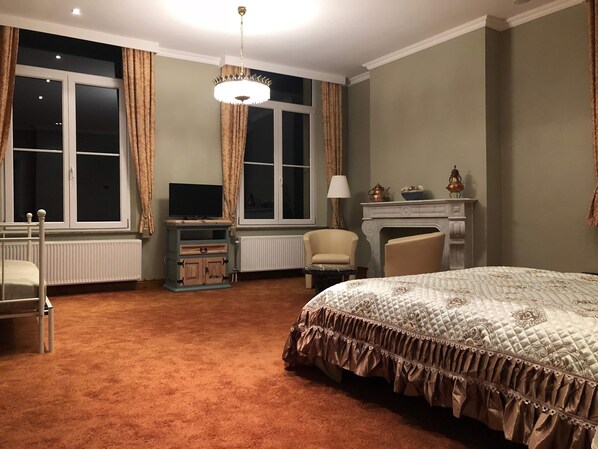 Individually decorated, individually furnished, blackout curtains - Kasteel B&B Sint-Bartel (Geraardsbergen)