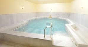 Indoor pool, 2 outdoor pools, pool loungers