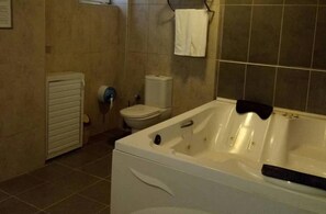 Bathtub, jetted bath, free toiletries, hair dryer