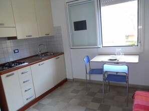 Apartment | Private kitchenette | Fridge, stovetop, cookware/dishes/utensils - Residence Pineda (San Michele al Tagliamento)