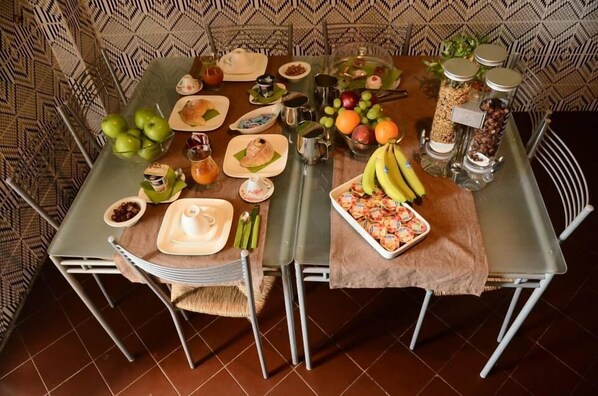 Svédasztalos reggeli mindennap (fejenként EUR 5 áron)