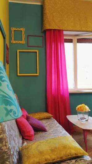 Habitación Confort, 1 cama Queen size (Le Moire) | 1 habitación, decoración personalizada, muebles diferentes y escritorio 