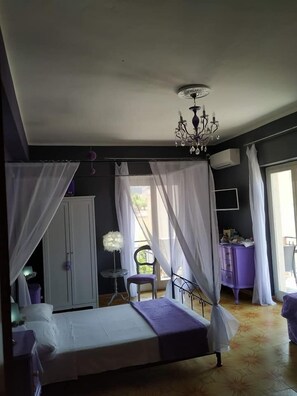 Deluxe szoba, 1 queen (nagyméretű) franciaágy (Penelope) | 1 hálószoba, egyedi dekoráció, egyedi berendezés és íróasztal