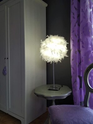 Habitación Deluxe, 1 cama Queen size (Penelope) | 1 habitación, decoración personalizada, muebles diferentes y escritorio 