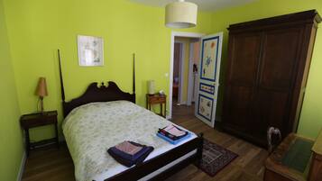4 slaapkamers, een strijkplank/strijkijzer, reisbedje, gratis wifi