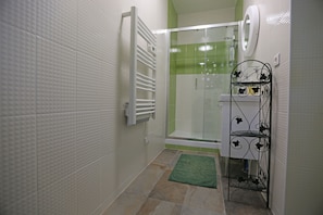 Combined shower/tub, hair dryer, towels, soap