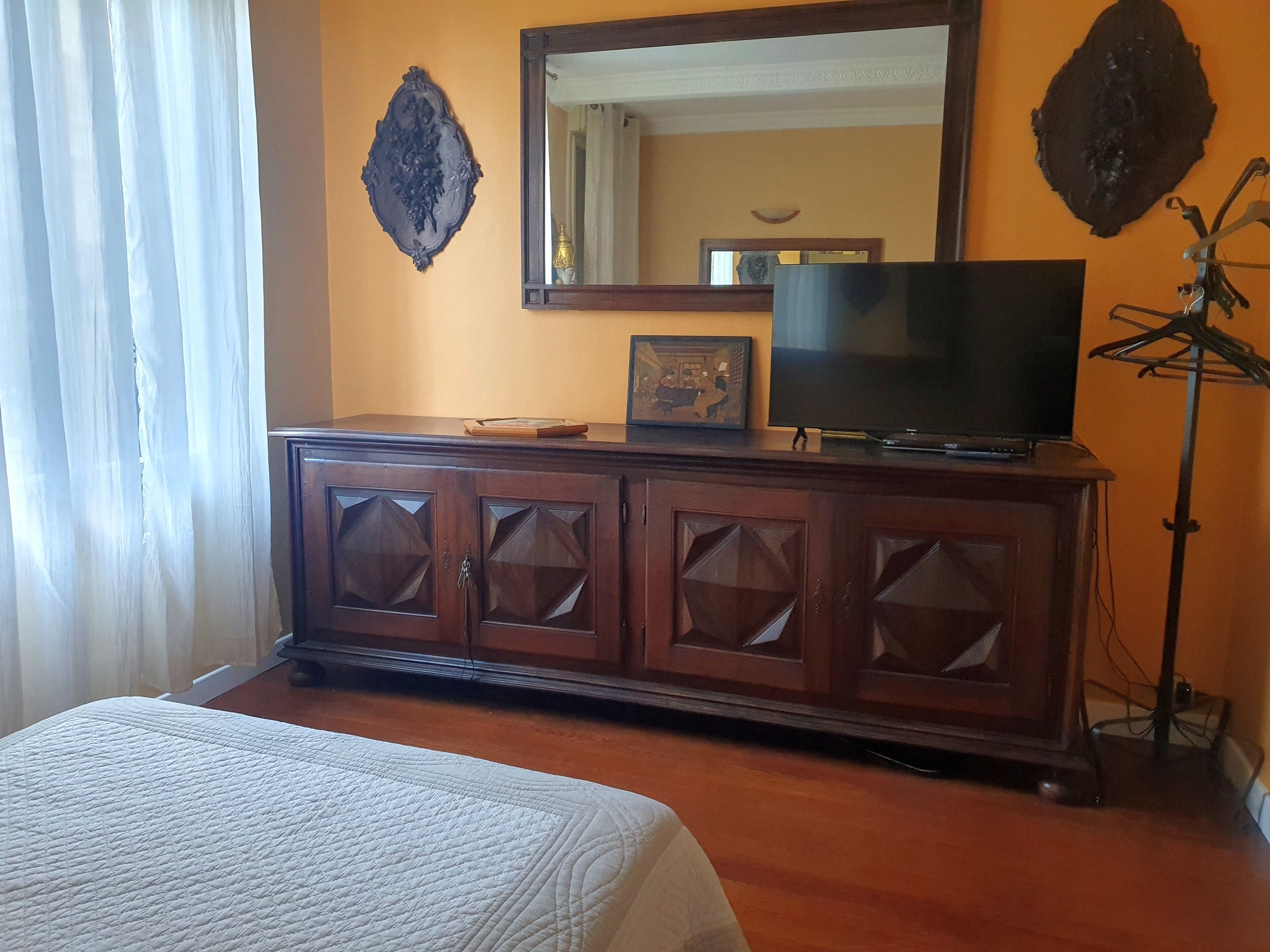 4 slaapkamers, een strijkplank/strijkijzer, reisbedje, gratis wifi