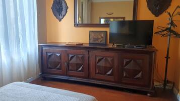 4 slaapkamers, een strijkplank/strijkijzer, reisbedje, gratis wifi