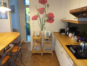 Fridge, microwave, oven, stovetop - Comfortable house for 10 people in Paris, with 3 bathrooms and roof terrace (Paris)