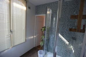 Ensemble baignoire-douche, séchoir à cheveux, serviettes fournies, savon