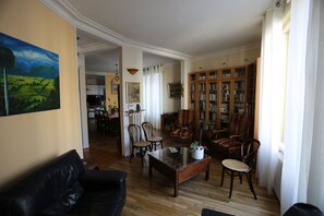 TV connectée, cheminée, table de tennis de table, livres