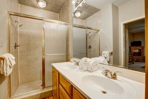 Kostenlose Toilettenartikel, Haartrockner, Handtücher