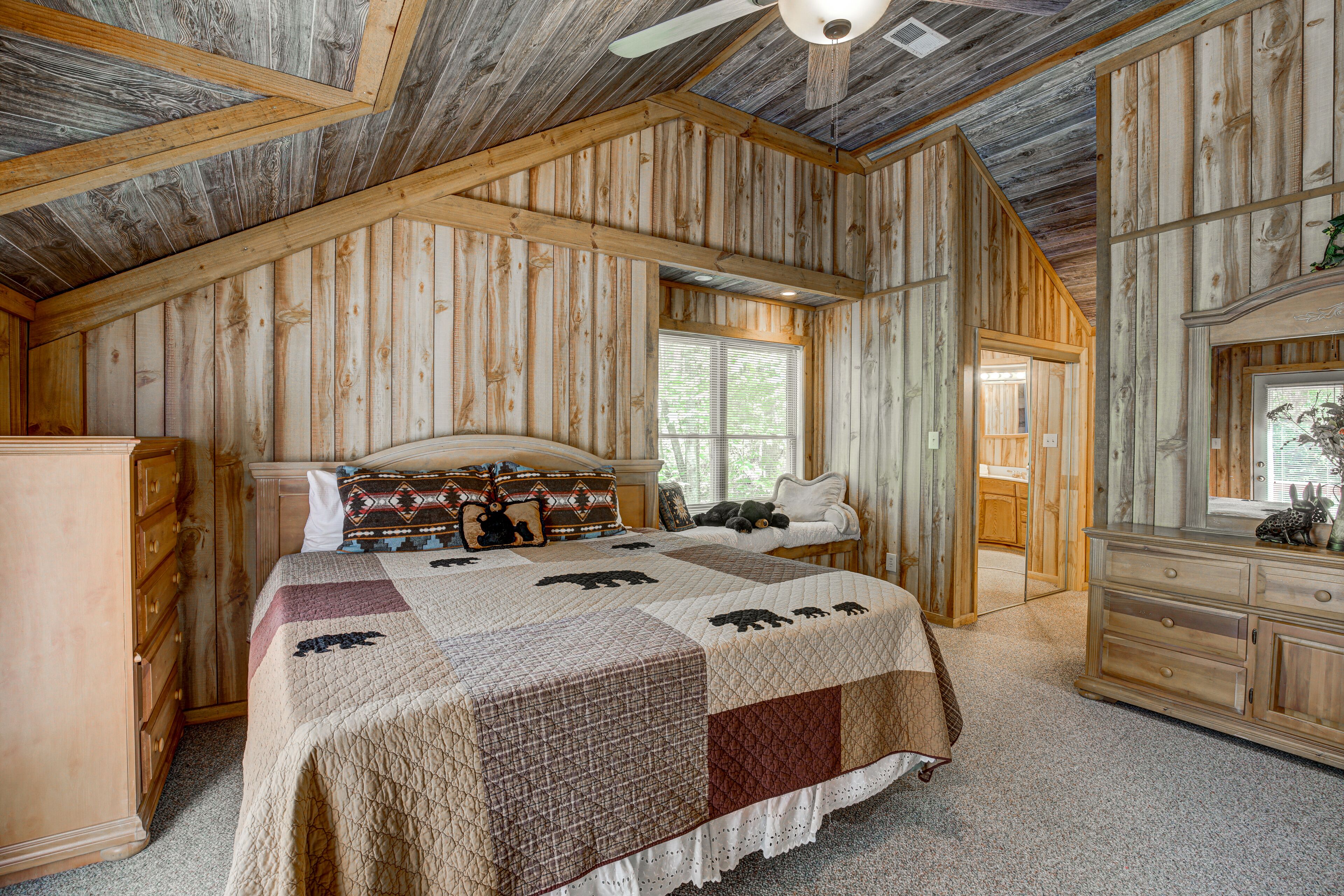 3 多间卧室、熨斗/熨衣板、免费上网、床单