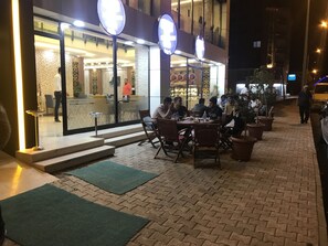 早餐，供應午餐和晚餐