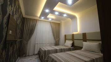 Executive appartement | Een bureau, verduisterende gordijnen, geluiddichte muren